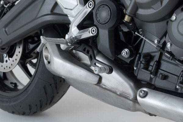 ZESTAW DŹWIGNI ZMIANY BIEGÓW I PEDAŁU HAMULCA SW-MOTECH TRIUMPH TRIDENT 660 (21-) 4