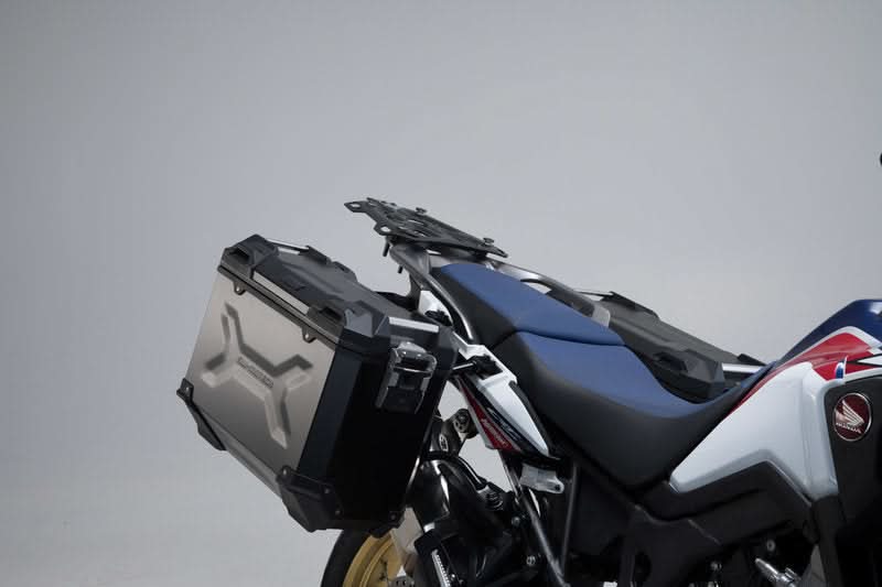 ZESTAW KUFRÓW BOCZNYCH TRAX ADV I STELAŻY SW-MOTECH CRF1000L AFRICA TWIN (15-17) SILVER 45/37L 3