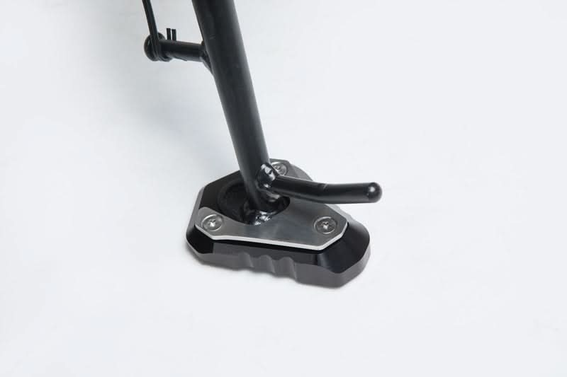 NAKŁADKA NÓŻKI BOCZNEJ SW-MOTECH KAWASAKI Z650/Z650RS/NINJA 650 BLACK SILVER 1