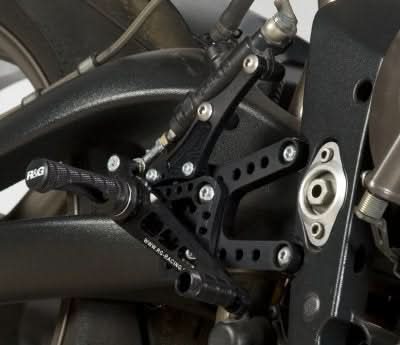 PODNÓŻKI REGULOWANE RG RACING TRIUMPH 675 DAYTONA (SKRZYNIA BIEGÓW ROAD LUB RACE), ZESTAW BLACK 1