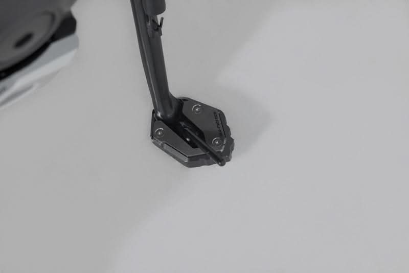 NAKŁADKA NÓŻKI BOCZNEJ SW-MOTECH YAMAHA MT-09 (20-)/ XSR900 (21-) BLACK SILVER 1