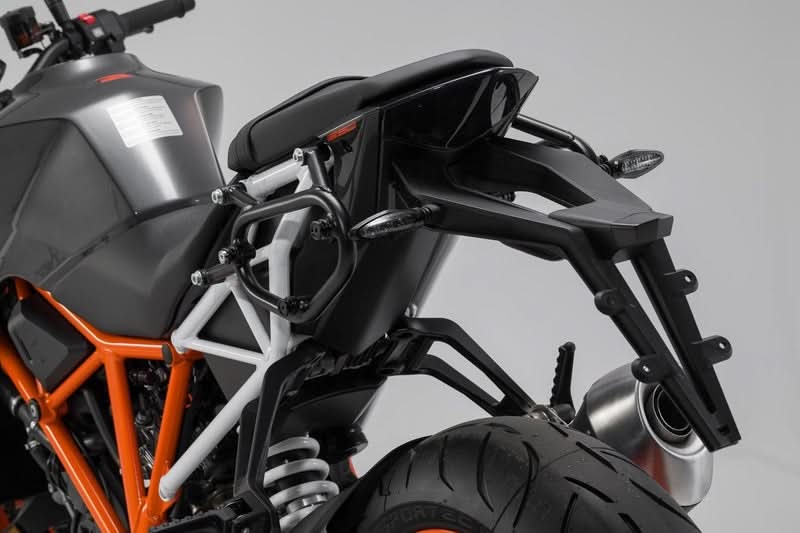 ZESTAW KUFRÓW BOCZNYCH URBAN ABS I STELAŻY SW-MOTECH KTM 1290 SUPER DUKE R (13-19) BLACK 2X16,5L 5