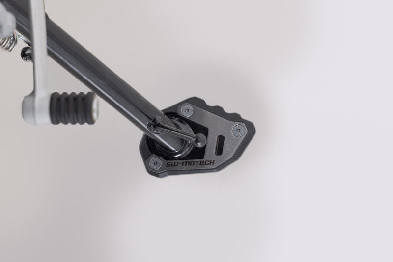 NAKŁADKA NÓŻKI BOCZNEJ SW-MOTECH TRIUMPH SPEED 400/SCRAMBLER 400X BLACK/SILVER 1