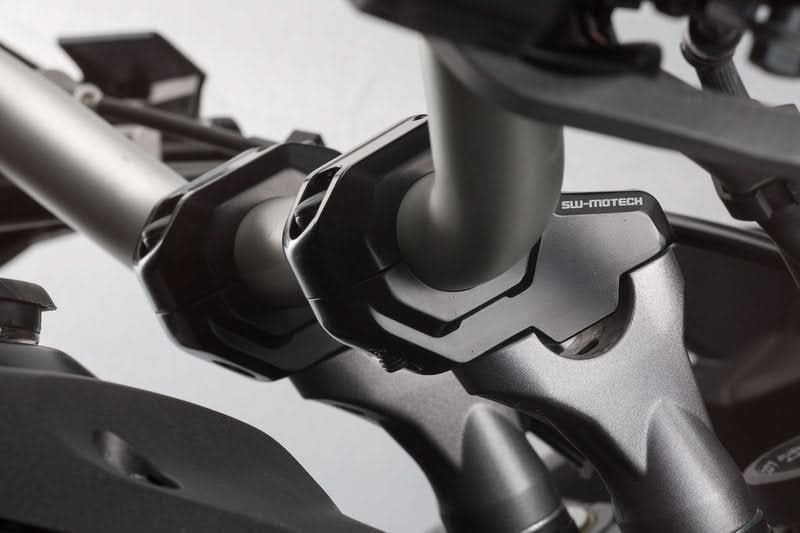 ZESTAW PODWYŻSZAJĄCY KIEROWNICĘ SW-MOTECH 22MM PODWYŻSZENIE 30MM PRZESUNIĘCIE 21MM BLACK 3