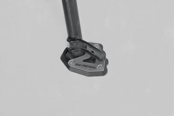 NAKŁADKA NÓŻKI BOCZNEJ SW-MOTECH TRIUMPH TRIDENT 660 (21-) BLACK SILVER 1