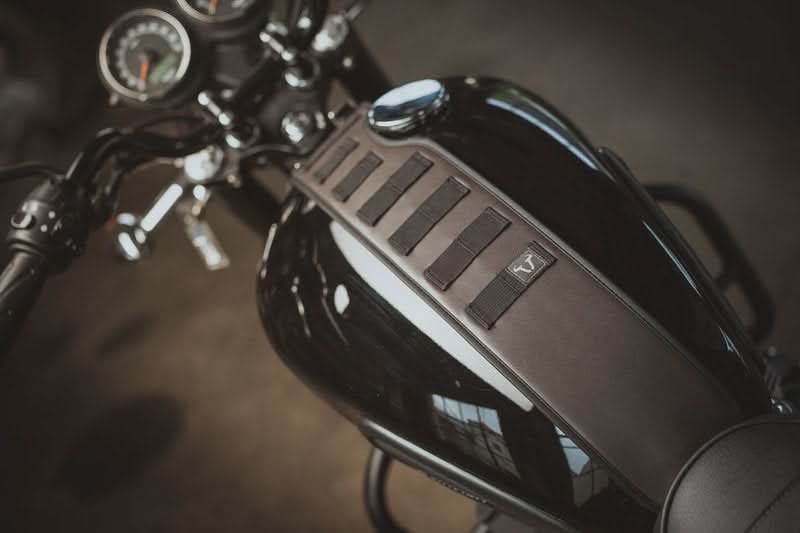 ZESTAW TORBA AKCESORYJNA LA1 I PAS NA ZBIORNIK SLA SW-MOTECH TRIUMPH MODELS (15-) BROWN 3