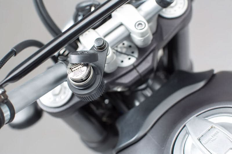 GNIAZDO ZAPALNICZKI Z ADAPTEREM USB MOCOWANE NA KIEROWNICĘ (22-28MM) SW-MOTECH BLACK 3