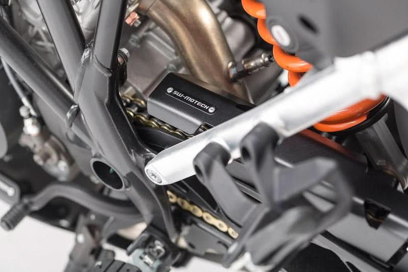 PRZEDŁUŻENIE OSŁONY ŁAŃCUCHA SW-MOTECH KTM 1050/1190/1290 ADVENTURE BLACK 1