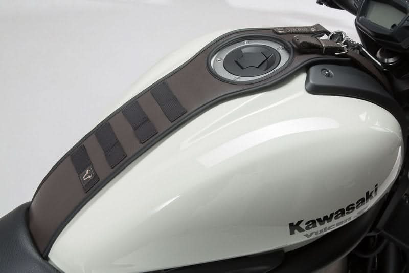 ZESTAW TORBA AKCESORYJNA LA1 I PAS NA ZBIORNIK SLA SW-MOTECH KAWASAKI VULCAN S (16-) BROWN 1