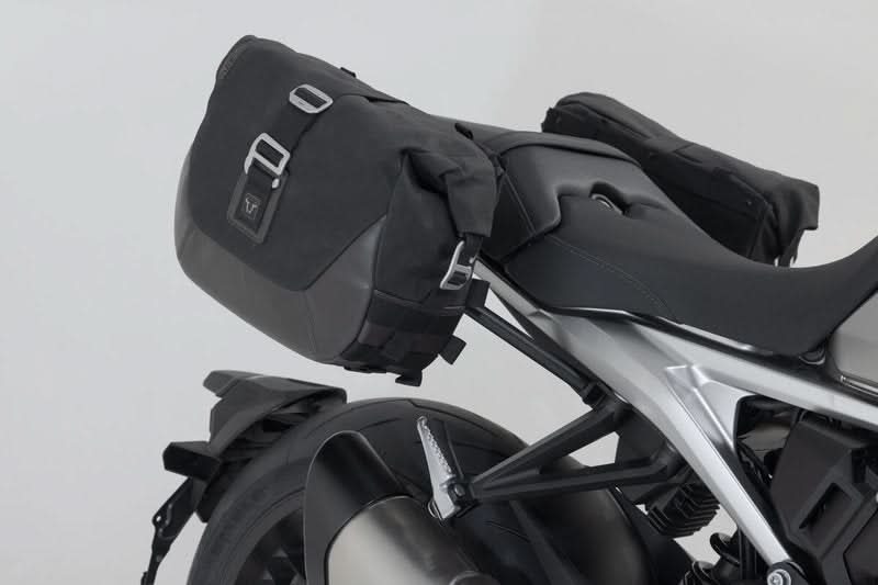 ZESTAW KUFRÓW BOCZNYCH URBAN ABS I STELAŻY SW-MOTECH HONDA CB1000R (21-) BLACK 2X16,5L 5