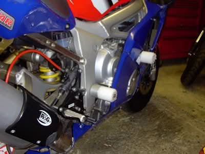 CRASHPADY CLASSIC RG RACING YAMAHA YZF-R6 LOWERS 99- 02 (SWINGARM PIVOT) BLACK 1