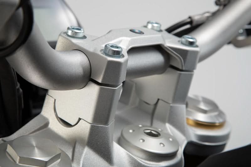 ZESTAW PODWYŻSZAJĄCY KIEROWNICĘ SW-MOTECH 30MM BMW F 850 GS/ADV F900 GS SILVER 1