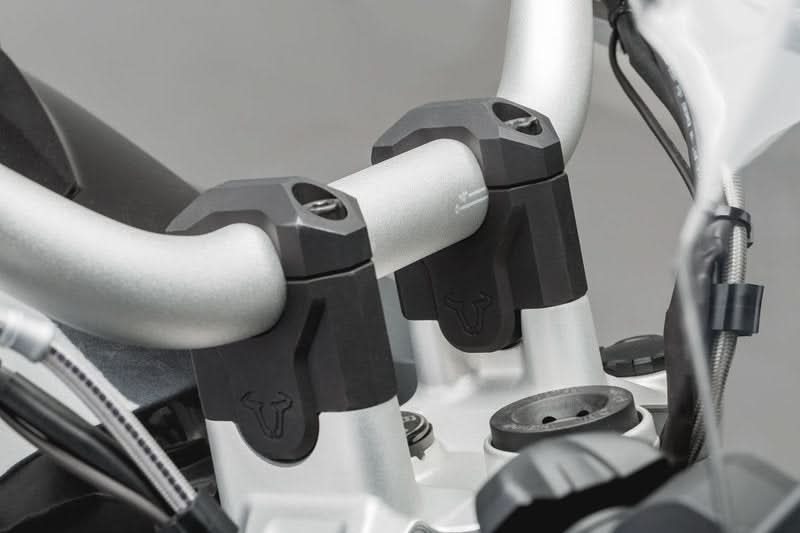 ZESTAW PODWYŻSZAJĄCY KIEROWNICĘ SW-MOTECH 40MM R1200GS (12-18) R1250GS (18-) PODWYŻSZENIE BLACK 3