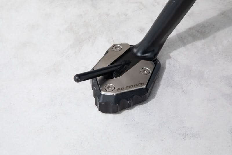 NAKŁADKA NÓŻKI BOCZNEJ SW-MOTECH YAMAHA TRACER 9 (20-) BLACK/SILVER 1