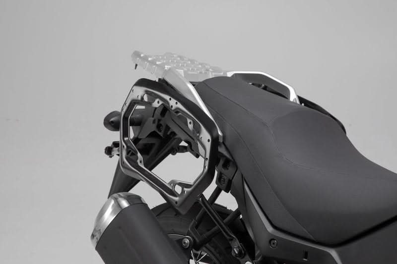 ZESTAW KUFRÓW BOCZNYCH TRAX ADV I STELAŻY SW-MOTECH SUZUKI DL 650 (16-) BLACK 45/45L 3