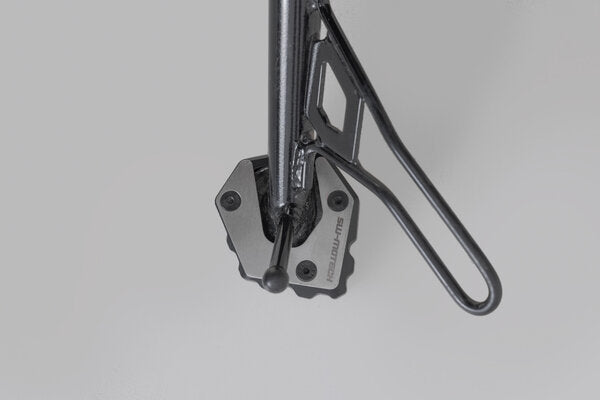 NAKŁADKA NÓŻKI BOCZNEJ SW-MOTECH MOTO GUZZI V85 TT (24-) BLACK/SILVER 1