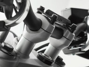 ZESTAW PODWYŻSZAJĄCY KIEROWNICĘ SW-MOTECH 20MM TRIUMPH STREET TRIPLE 675 (12-16) SILVER 1