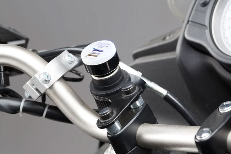 ADAPTER GNIAZDA ZAPALNICZKI 12V NA PODWÓJNE ZŁĄCZE USB SW-MOTECH 3
