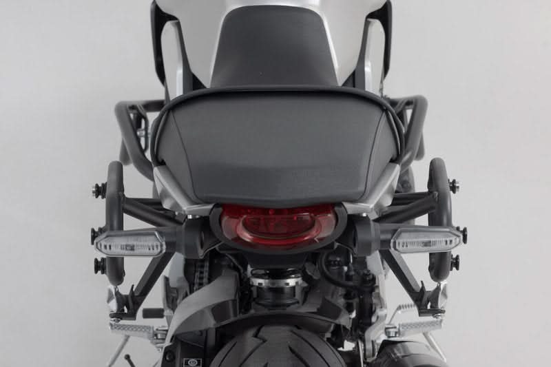 ZESTAW KUFRÓW BOCZNYCH URBAN ABS I STELAŻY SW-MOTECH HONDA CB1000R (21-) BLACK 2X16,5L 3