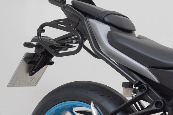 ZESTAW KUFRÓW BOCZNYCH URBAN ABS I STELAŻY SW-MOTECH YAMAHA MT-07 (24-) BLACK 2X16,5L 11