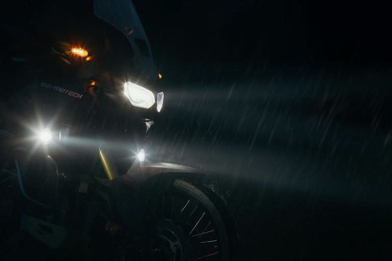 ZESTAW LAMP PRZECIWMGŁOWYCH EVO SW-MOTECH MOTO GUZZI V85 TT (19-) BLACK 5