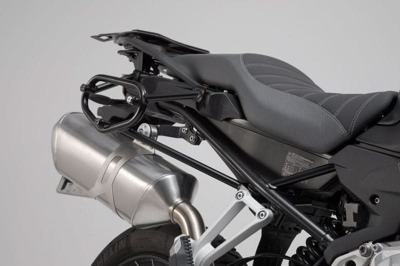 ZESTAW KUFRÓW BOCZNYCH URBAN ABS I STELAŻY SW-MOTECH TRIUMPH SPEED TRIPLE 1050 (18-) BLACK 2X16,5L 3