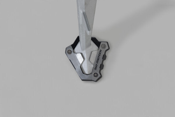 NAKŁADKA NÓŻKI BOCZNEJ SW-MOTECH BMW F 900 GS (23-) BLACK/SILVER 3