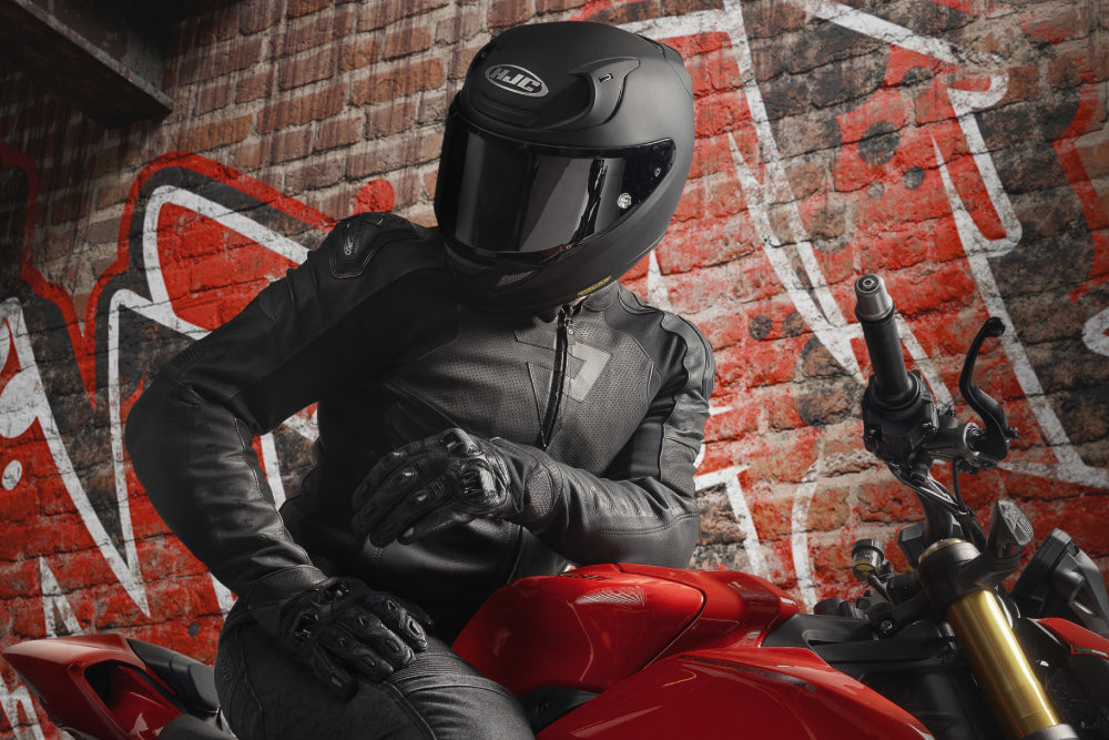 obrazek ilustrujący motocyklistę w kurtce skórzanej