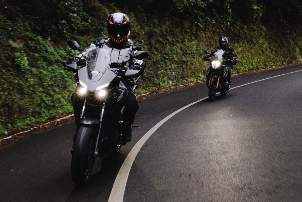 motocyklista na drodze przy linii przejazdu