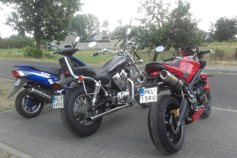motocykle i skutery ustawione jeden obok drugiego 