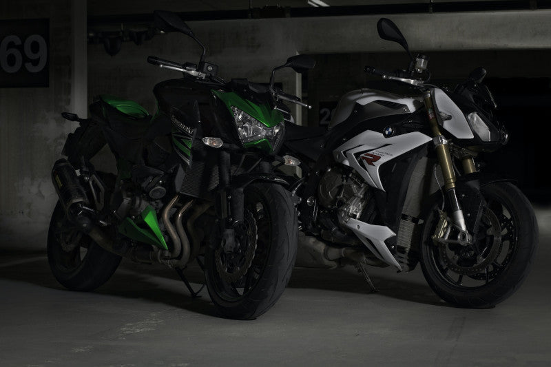 dwa stojące w garażu motocykle typu sport