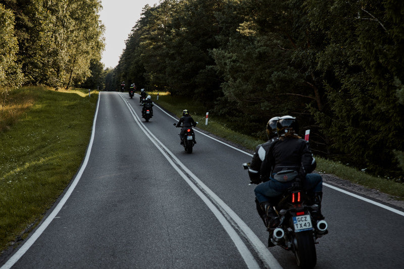 motocykliści jadący w kolumnie na mazurskiej drodze
