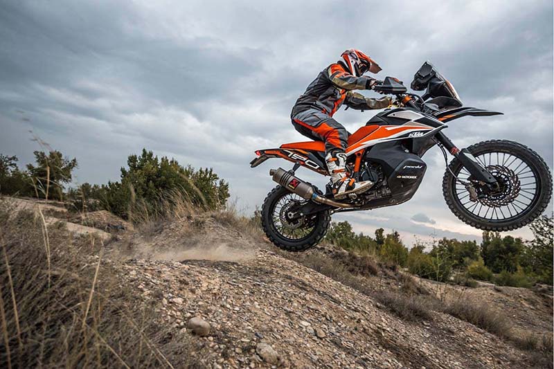 Motocykl KTM 790 Adventure na offroadzie