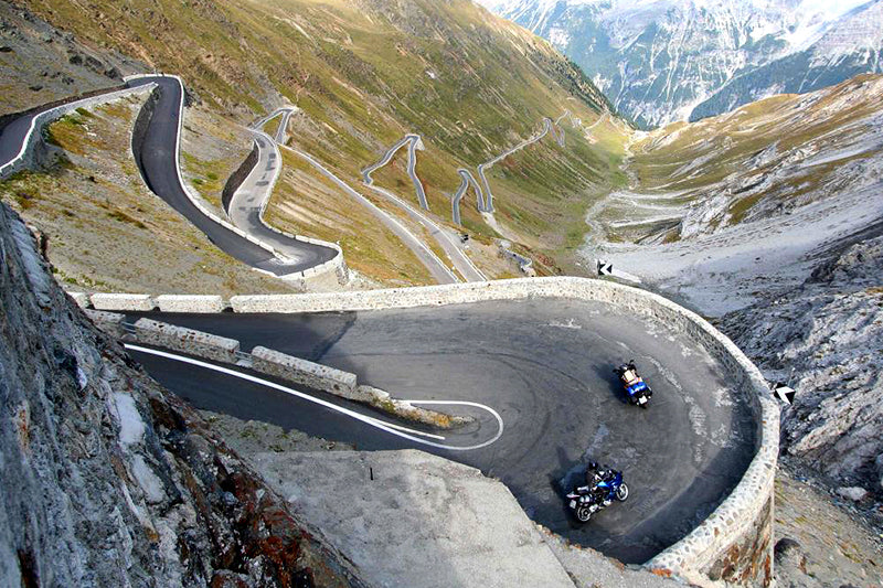 motocykliści podróżują po drogach Włoch 