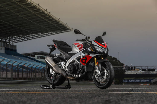 motocykl marki Aprilia Tuono V4 RR z widokiem na stadion