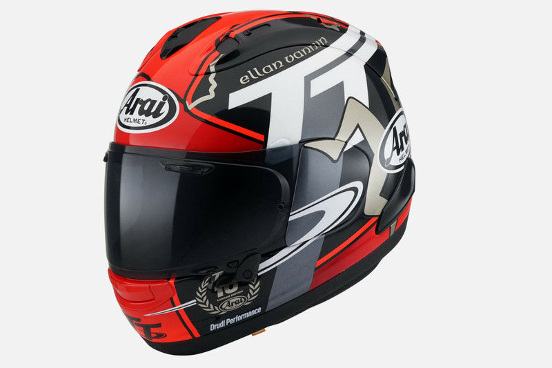 kask arai rx-7v w nowym malowaniu iom tt 2018 na zdjęciu studyjnym