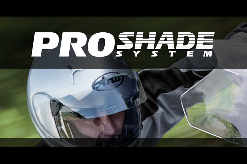 Głowa motocyklisty w kasku Arai oraz logo Pro Shade System