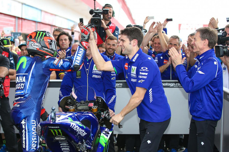 Świętowanie zwycięstwa na MotoGP w Argentynie, Maverick Vinales ze swoją ekipą w niebieskich koszulkach