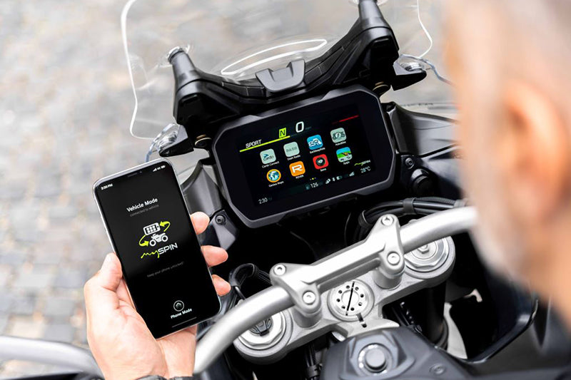 Aplikacja Bosh Myspin na motocykl sprawdzana przez kierowcę siedzącego na motocyklu
