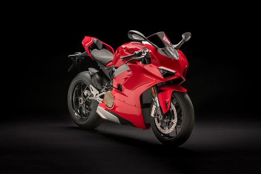 Motocykl Ducati Panigale V4 stoi na czarnym tle