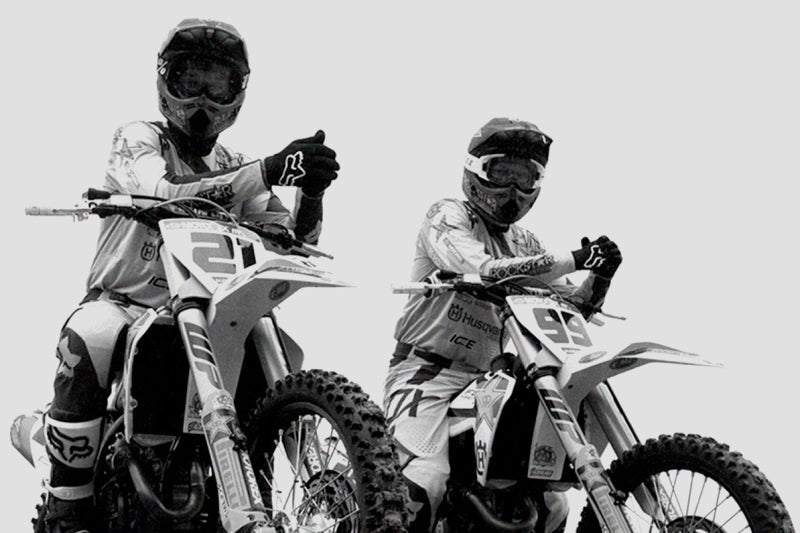 dwóch motocyklistów na motocyklistach zdjęcie czarno-białe