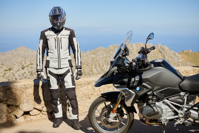 motocyklista w turystycznej kurtce motocyklowej Held Carese II
