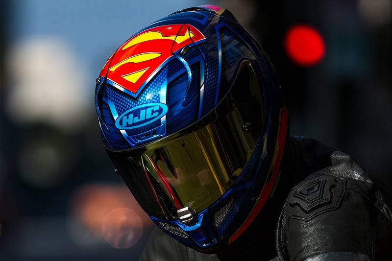 Głowa motocyklisty w kasku HJC w malowaniu z DC Comics: Superman