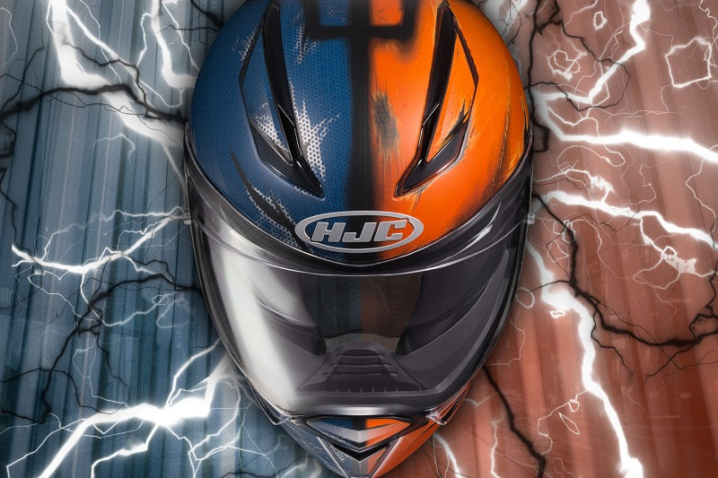 kask motocyklowy hjc f70 w malowaniu deathstroke pokazane dwa kolory - po prawej czerwony, po lewej niebieski