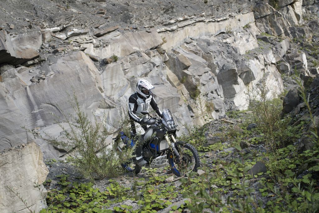 motocyklista jadący w zestawie held linii adventure, nosi rękawice motocyklowe air n dry 2, zdjęcie zrobione w górach