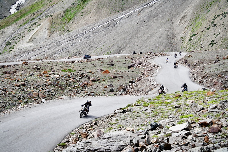 motocykliści w odzieży Rebelhorn na drogach Indii 