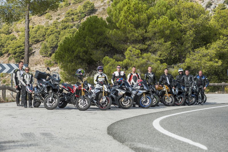 grupa motocyklistów stoi na poboczu