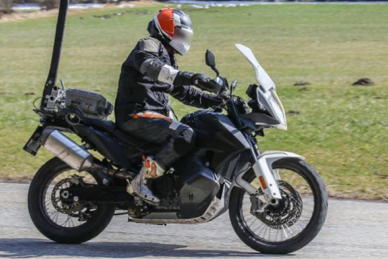 motocyklista na KTMie podczas testów