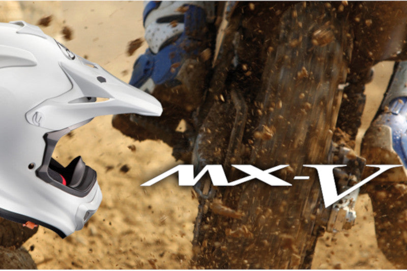 Kask-Arai-MX-V biały na tle motocyklu cross
