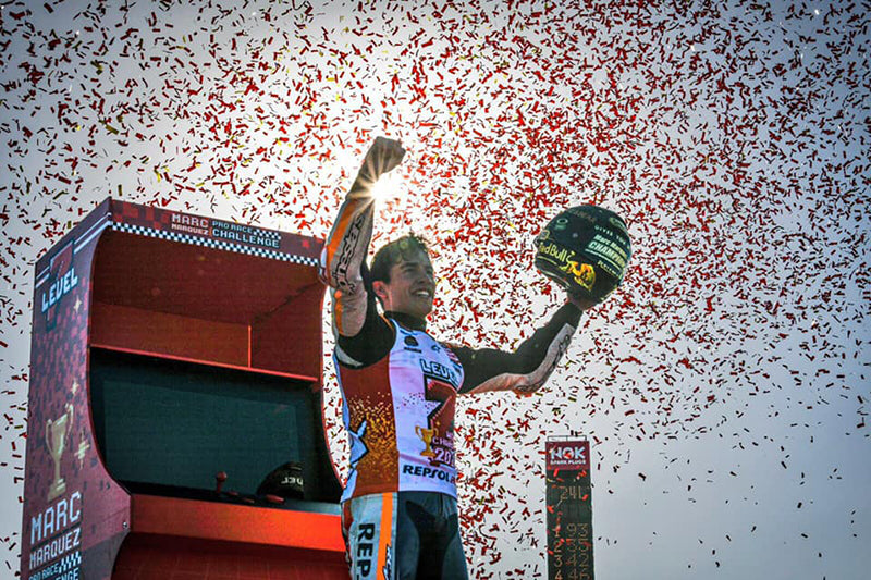 Marc Marquez świętuje zwycięstwo wyścigu MotoGP na torze w Motegi 